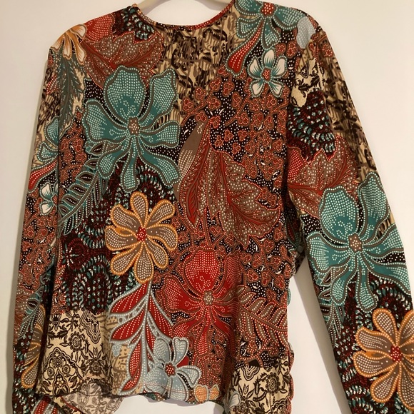 Monroe & Main Abstract Media Top. - Picture 9 of 11